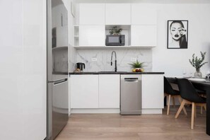 Kjøleskap, mikrobølgeovn, kokeplater og oppvaskmaskin