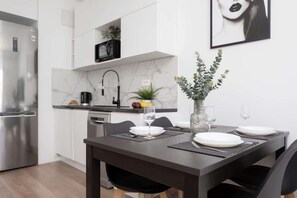 Dining - Sierakowskiego 4 | Contemporary Apartment | WiFi (Warszawa)
