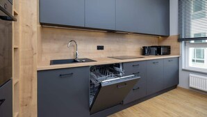 Wasserkocher mit Kaffee-/Teezubehör, Kühlschrank, Mikrowelle, Ofen