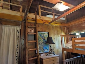 2 bedrooms, free WiFi, bed sheets - 1 of 3 Beautiful Sunset Views direct Birch Lake, water toys, dog ok (Kewadin)