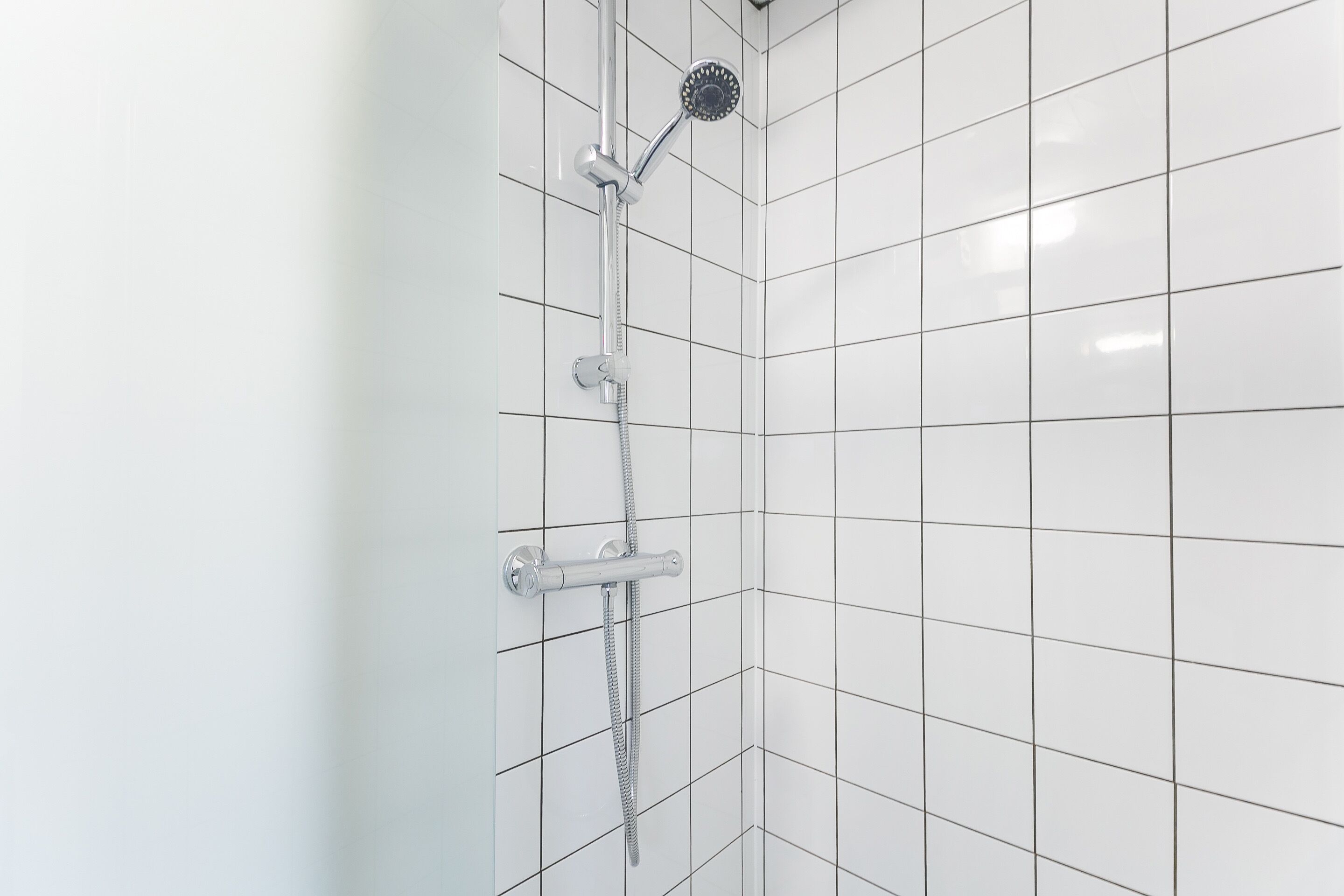Een douche, een haardroger, handdoeken, zeep