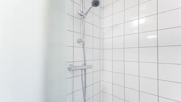Een douche, een haardroger, handdoeken, zeep