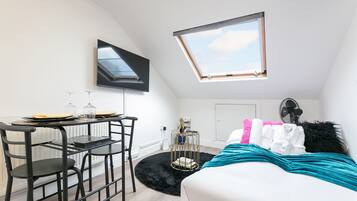 1 slaapkamer, een strijkplank/strijkijzer, wifi, beddengoed