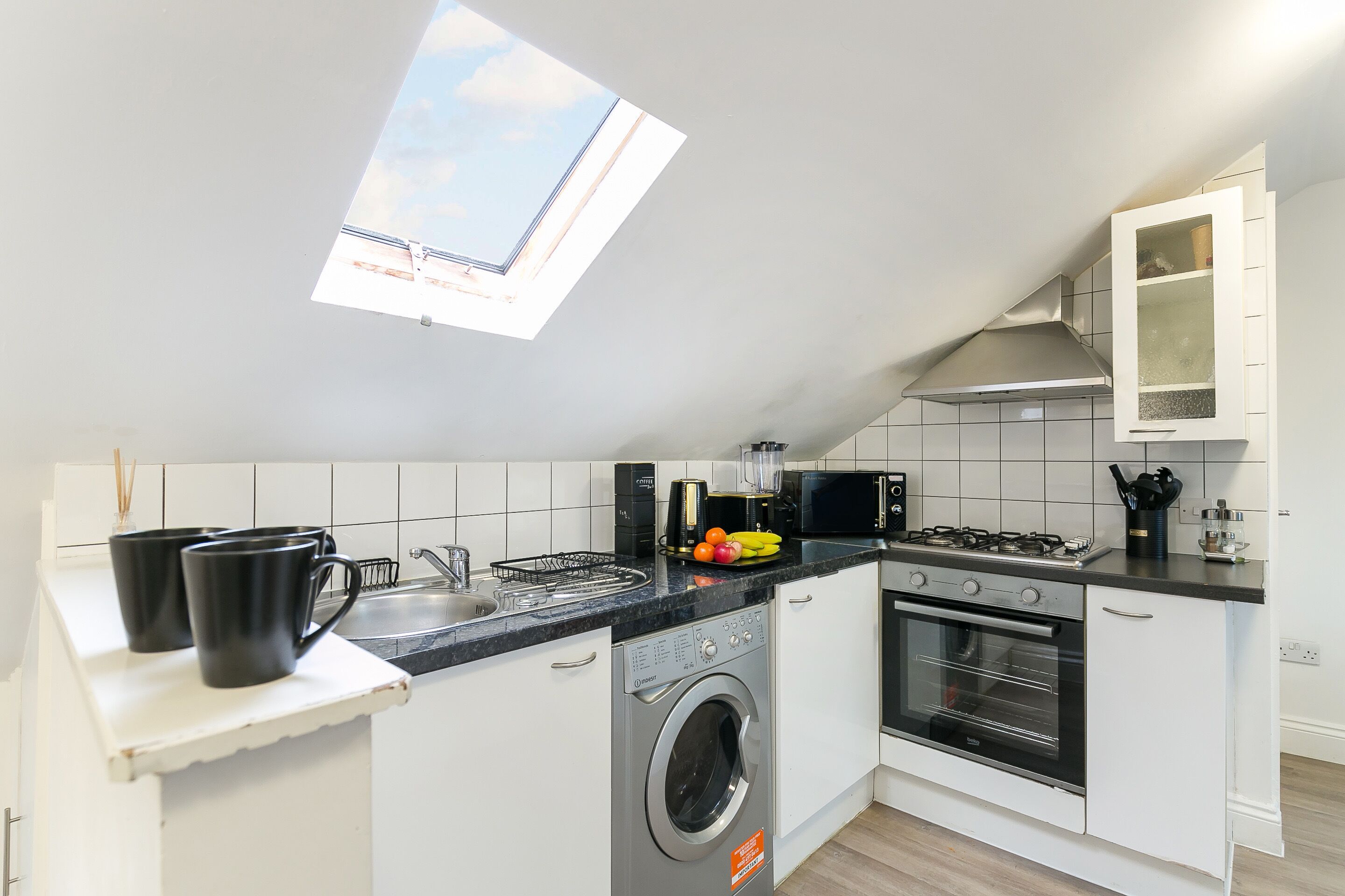Een koelkast, een magnetron, een oven, een waterkoker