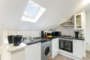 Fridge, microwave, oven, electric kettle - Cosy 1-bedroom apartment in beautiful location in London with WiFi and Netflix (London)