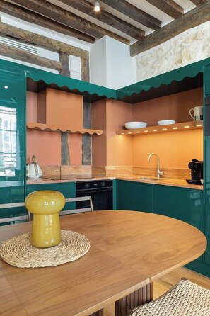 Kühlschrank, Mikrowelle, Herdplatte, Wasserkocher mit Kaffee-/Teezubehör