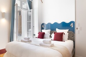 3 bedrooms, travel crib, WiFi, bed sheets - A Lavish 3-BR/3BA with Services in Saint-Germain (Paris)