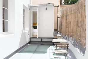 Outdoor dining - A Lavish 3-BR/3BA with Services in Saint-Germain (Paris)