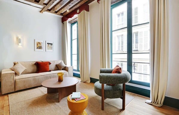 TV, offices - A Picturesque 2-BR/2-BA w. Services in St-Germain (Paris)