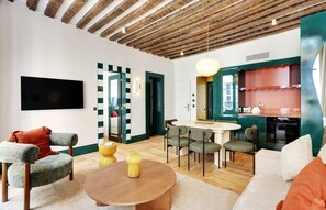 TV, offices - A Picturesque 2-BR/2-BA w. Services in St-Germain (Paris)