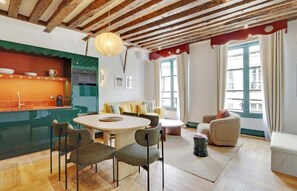 TV, offices - A Trendy 2-BR/2-BA with Services in Saint-Germain (Paris)
