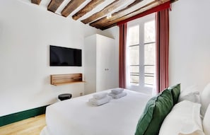 2 bedrooms, travel cot, WiFi, bed sheets - A Trendy 2-BR/2-BA with Services in Saint-Germain (Paris)