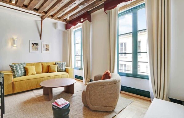 TV, offices - A Trendy 2-BR/2-BA with Services in Saint-Germain (Paris)