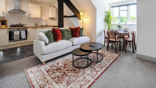 TV, offices - 1 Bed 1 Bath Apt, Contractors & Families, Parking (Farnborough)