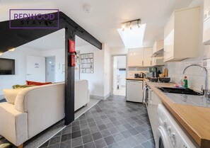 Réfrigérateur, four à micro-ondes, un four, surface de cuisson