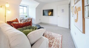 TV, offices - 1 Bed 1 Bath Apt, Contractors & Families, Parking (Farnborough)
