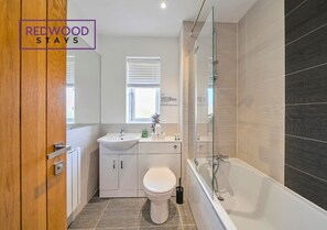 Douche, séchoir à cheveux, serviettes fournies