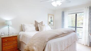 2 slaapkamers, een bureau, een strijkplank/strijkijzer, wifi