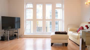Flat-screen TV, fireplace