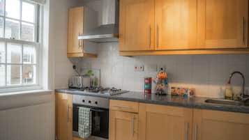 Full-size fridge, microwave, oven, stovetop