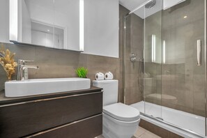 Apartment, 1 Bedroom, Non Smoking, Kitchenette | Bathroom - Classic One Bedroom Apartment in Camden (London)