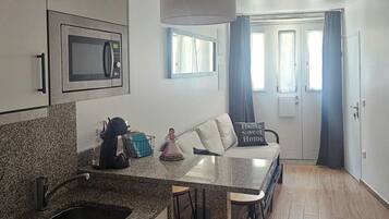 Refrigerador, microondas, parrilla de estufa y cafetera y tetera