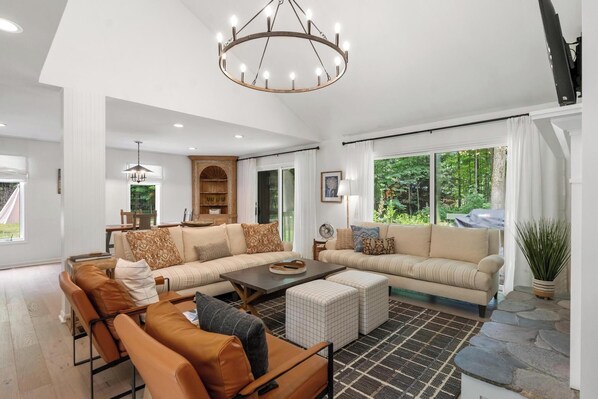 Smart TV, fireplace, foosball - Charming Home in Harbor Springs Close to Town and Skiing (Harbor Springs)