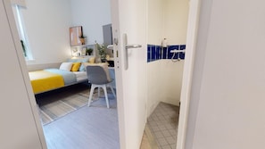 Economy Room | Desk, laptop workspace, free WiFi - Student Only, Private Ensuite in Compact Apartment (London)