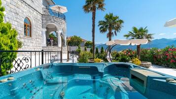 Outdoor spa tub