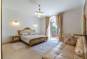 4 bedrooms, desk, iron/ironing board, WiFi