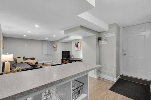 Cosy Guest Suite Near Shops, Transit, Hwy and GO