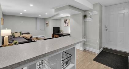 Cosy Guest Suite Near Shops, Transit, Hwy and GO