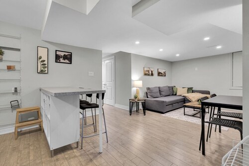 Cosy Guest Suite Near Shops, Transit, Hwy and GO