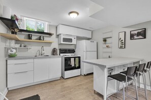 Refrigerador, microondas, horno y parrilla de estufa 