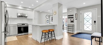 Executive Family Home Near, Go, Shops, Hwy, Transit