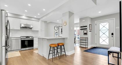 Executive Family Home Near, Go, Shops, Hwy, Transit