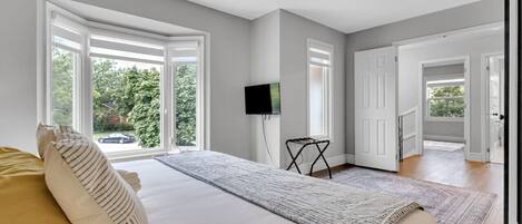 4 bedrooms, desk, iron/ironing board, free WiFi