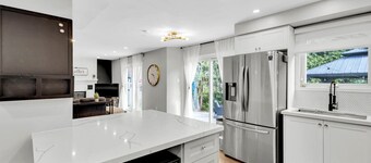 Executive Family Home Near, Go, Shops, Hwy, Transit