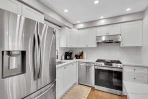 雪櫃、微波爐、焗爐、爐具