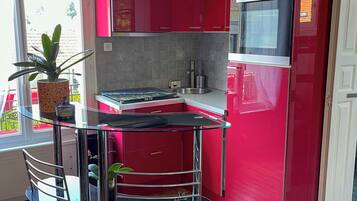 Fridge, oven, stovetop, coffee/tea maker