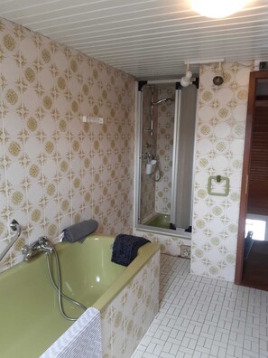 Hair dryer, towels, toilet paper - Ferienwohnung Frank (Merzalben)