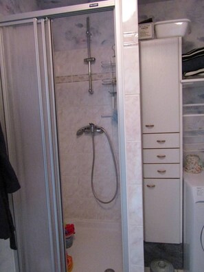 Dusche, Handtücher, Seife, Toilettenpapier