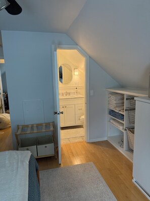 1 chambre, coffres-forts dans les chambres, fer et planche à repasser