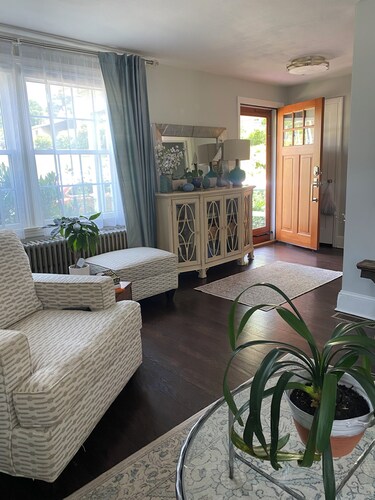 Cozy cottage with AC. Walk to downtown.