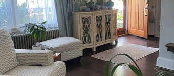 Cozy cottage with AC. Walk to downtown.