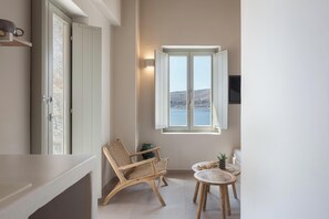 スーペリア ルーム | リビング エリア | 43 インチのスマートテレビ (ケーブル放送視聴可)