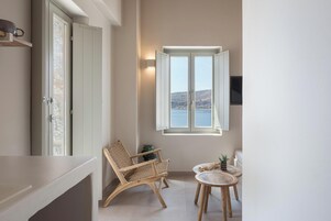 Superior Δωμάτιο | Περιοχή καθιστικού | Τηλεόραση Smart 43 ιντσών με καλωδιακά κανάλια