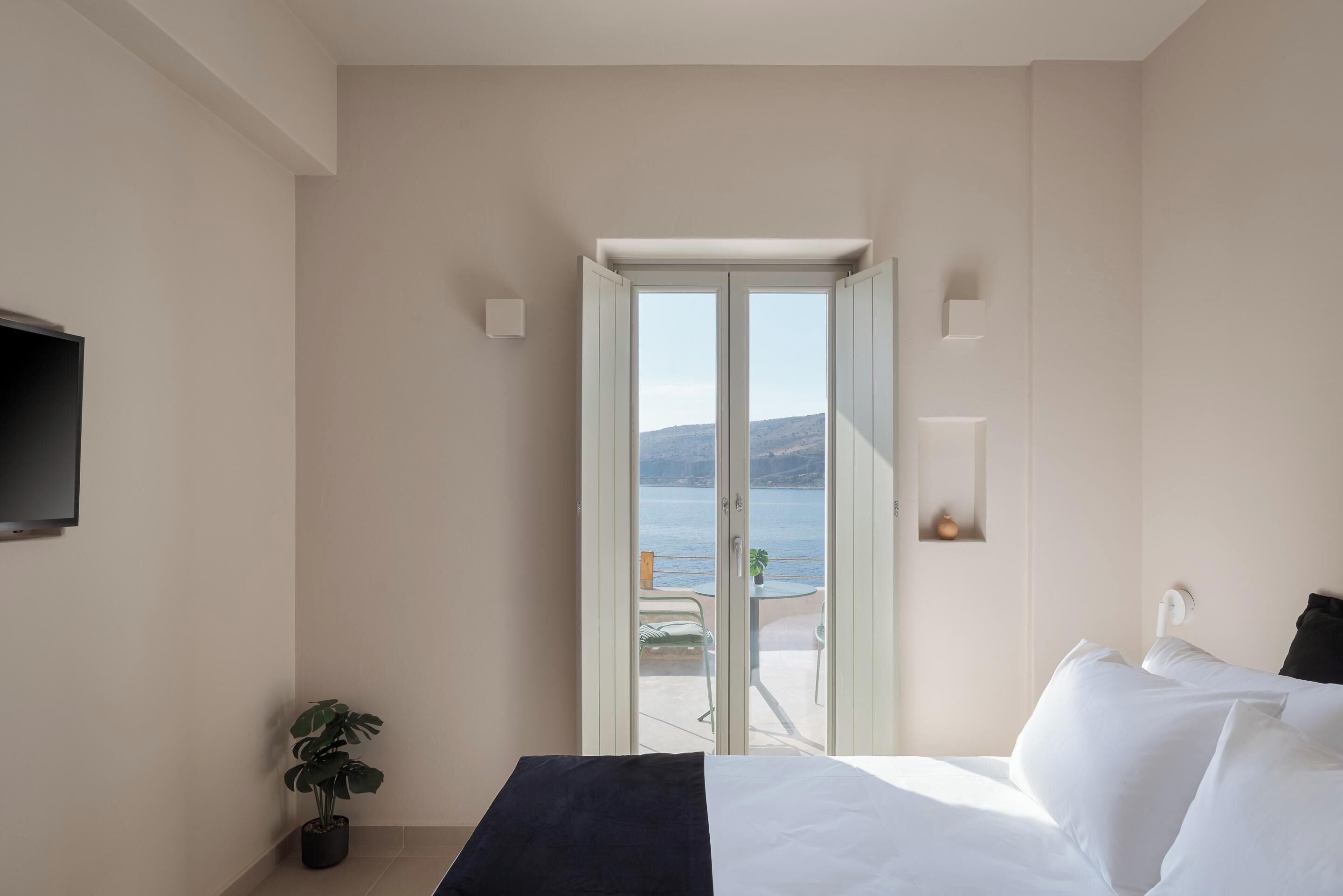 Deluxe Room | Egyptian cotton sheets, premium bedding, memory foam beds, soundproofing