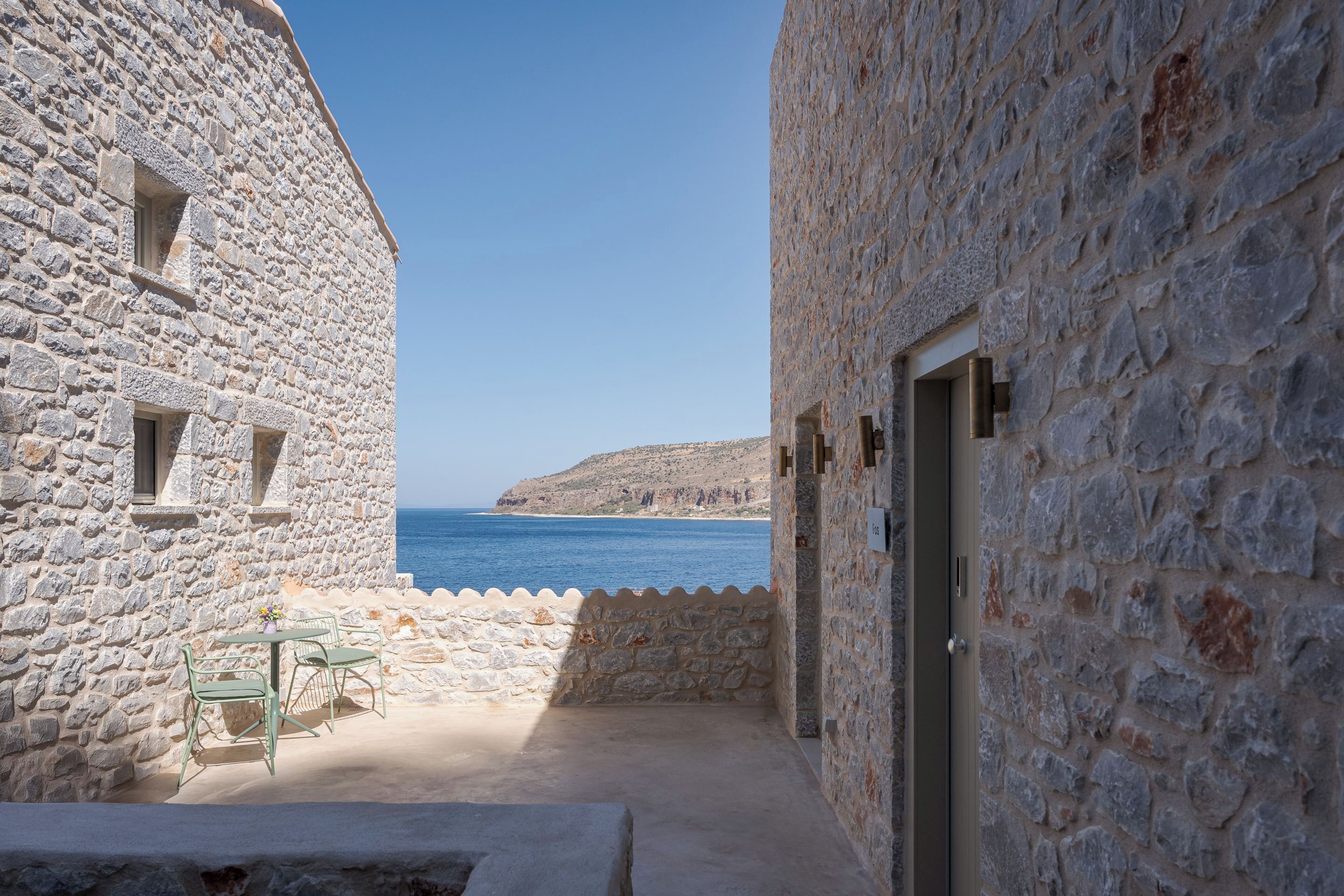 Un edifici de pedra amb vista al mar.
