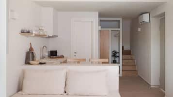 Exclusieve kamer | Woonruimte | Een 43-inch smart-tv met kabelzenders